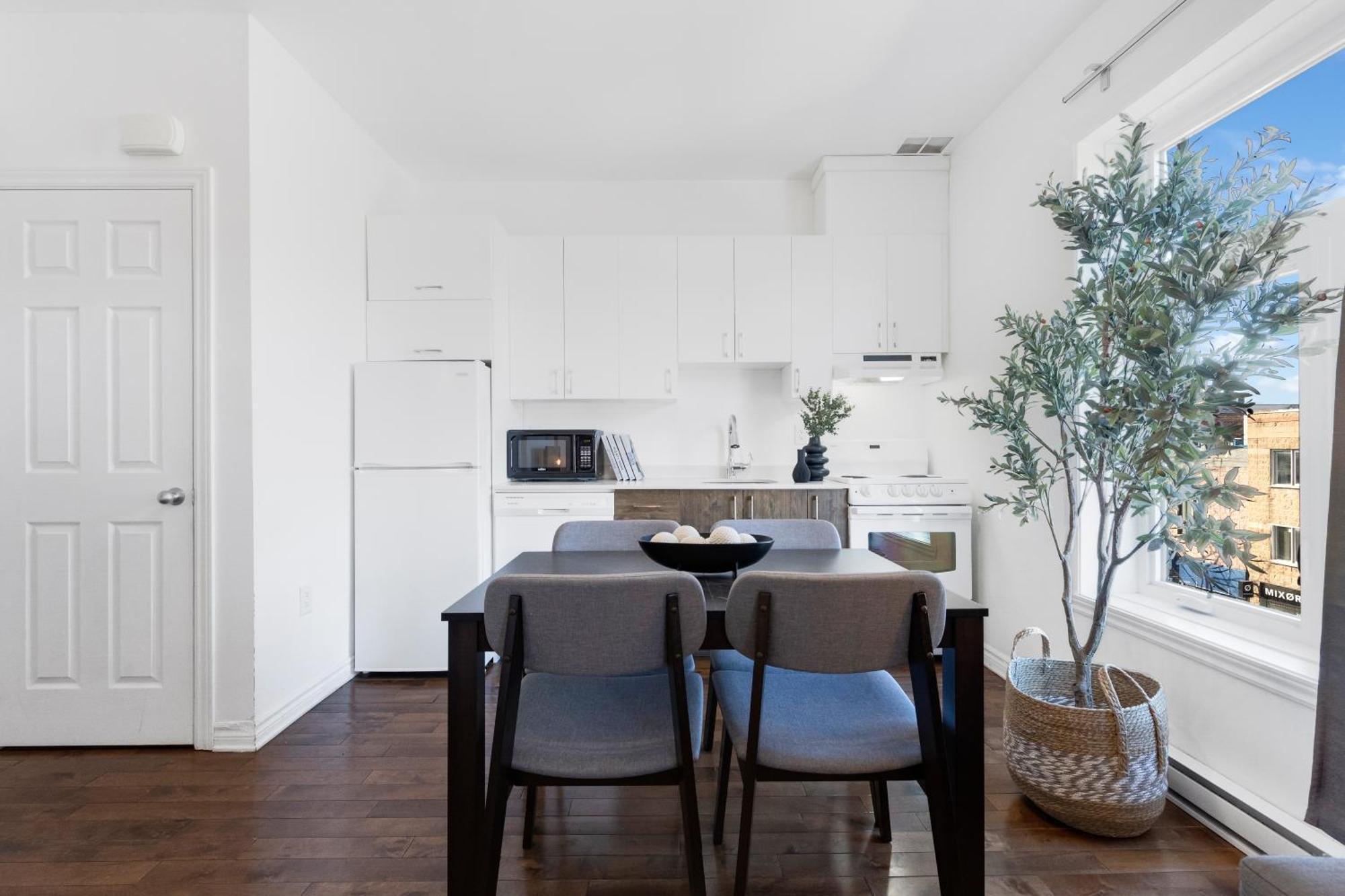 Liv Mtl Mtl Aparthotel Montreal Bagian luar foto